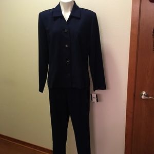 NEW W/TAGS Sag Harbor 2-piece navy blue suit